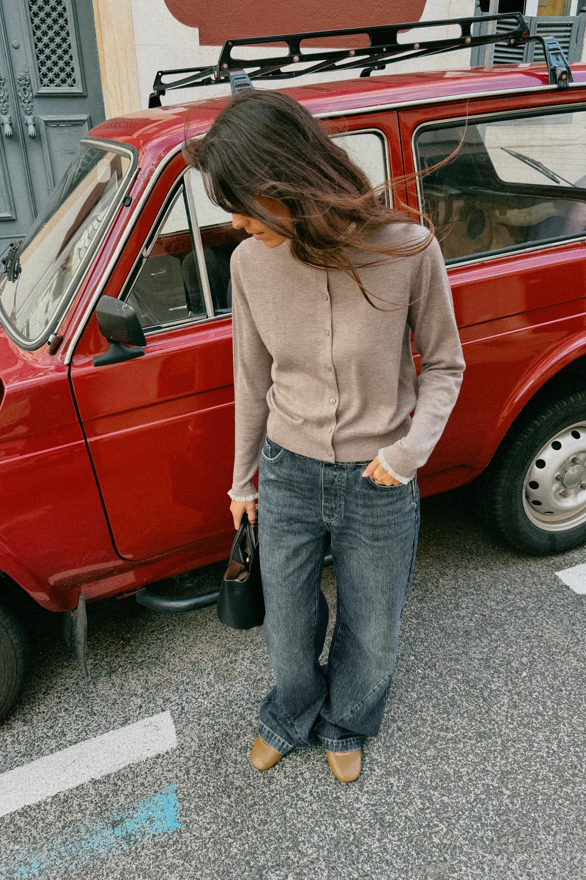 GILET EN MAILLE AVEC FINITIONS DENTELLE